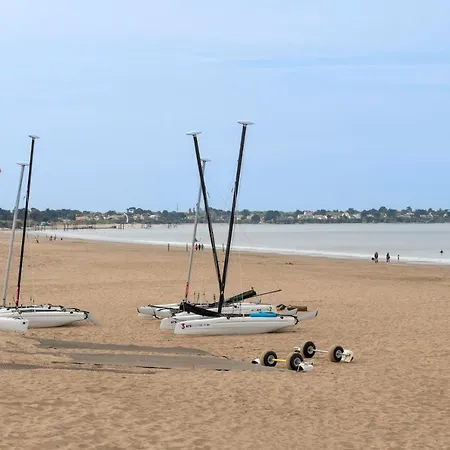 Maison Avec Jardin A 140m De La